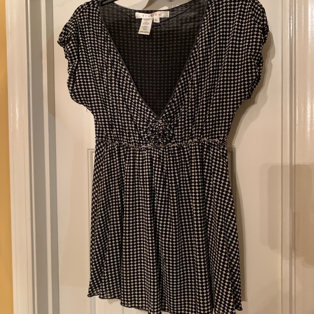 Black and White blouse-great for going out! Sz XL